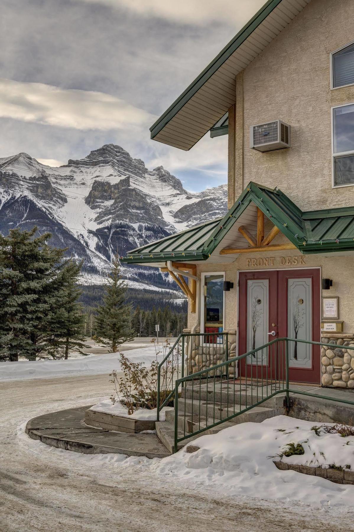Inn Of The Rockies Канмор Екстериор снимка