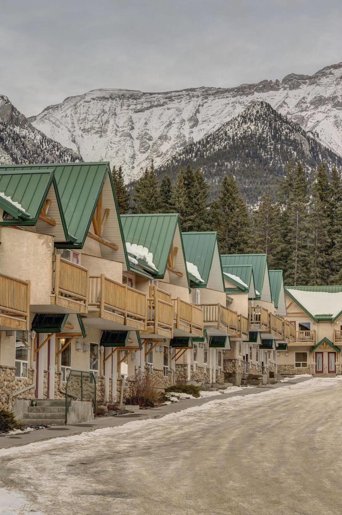 Inn Of The Rockies Канмор Екстериор снимка