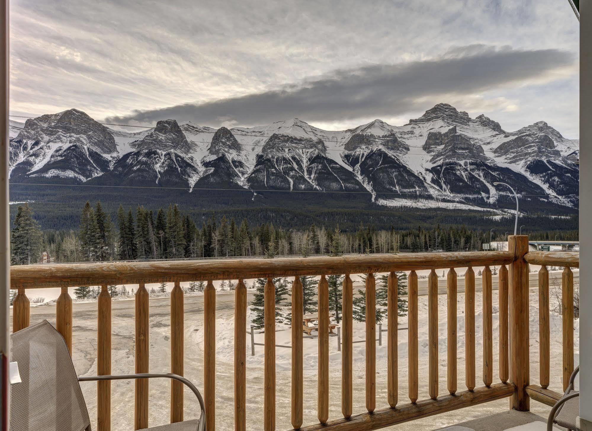Inn Of The Rockies Канмор Екстериор снимка